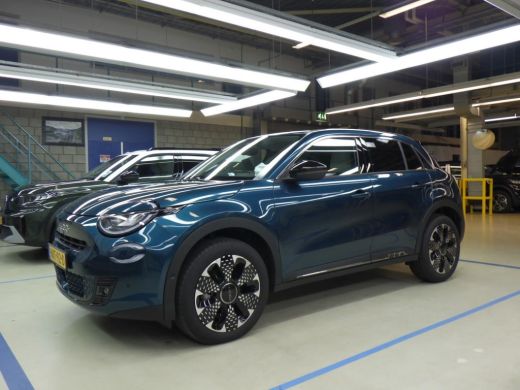 Fiat 600 1.2 Hybrid La Prima 145pk 8 Jaar Garantie! | Vol-Leder | Massage | Adaptive Cruise | Elektr. Acht...