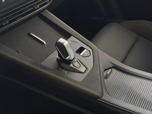 Lynk & Co 01 MORE 276PK 4 CYL NW MODEL FULL BLACK HARMAN KARDON LEDER PANO. 15'4 INCH NAVI 360.CAM 20''LMV ELE... ActivLease financial lease