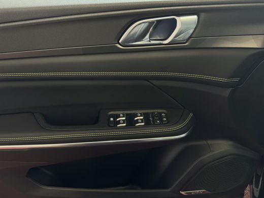 Lynk & Co 01 MORE 276PK 4 CYL NW MODEL FULL BLACK HARMAN KARDON LEDER PANO. 15'4 INCH NAVI 360.CAM 20''LMV ELE... ActivLease financial lease