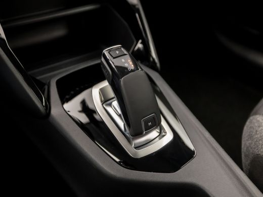 Peugeot 208 1.2 PureTech Sport Automaat (APPLE CARPLAY, GROOT NAVI, PARKEERSENSOREN, SPORTSTOELEN, LED KOPLAM... ActivLease financial lease