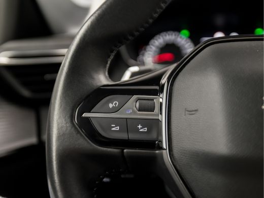 Peugeot 208 1.2 PureTech Sport Automaat (APPLE CARPLAY, GROOT NAVI, PARKEERSENSOREN, SPORTSTOELEN, LED KOPLAM... ActivLease financial lease