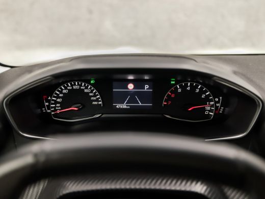 Peugeot 208 1.2 PureTech Sport Automaat (APPLE CARPLAY, GROOT NAVI, PARKEERSENSOREN, SPORTSTOELEN, LED KOPLAM... ActivLease financial lease