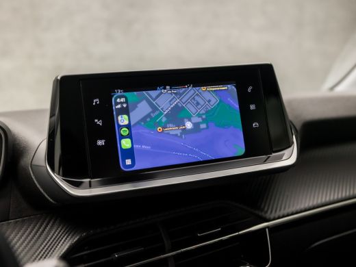 Peugeot 208 1.2 PureTech Sport Automaat (APPLE CARPLAY, GROOT NAVI, PARKEERSENSOREN, SPORTSTOELEN, LED KOPLAM... ActivLease financial lease