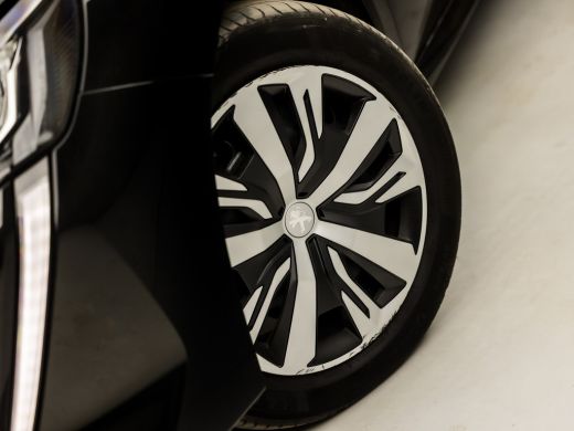 Peugeot 208 1.2 PureTech Sport Automaat (APPLE CARPLAY, GROOT NAVI, PARKEERSENSOREN, SPORTSTOELEN, LED KOPLAM... ActivLease financial lease