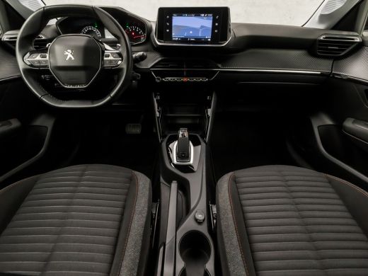 Peugeot 208 1.2 PureTech Sport Automaat (APPLE CARPLAY, GROOT NAVI, PARKEERSENSOREN, SPORTSTOELEN, LED KOPLAM... ActivLease financial lease