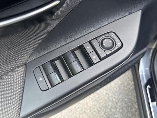 Toyota C-HR 1.8 Hybrid 140 Dynamic Ultimate | 06-10141018 Voor meer informatie ActivLease financial lease