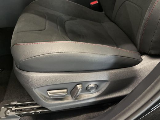 Toyota C-HR 2.0 Plug-in Hybrid 220 Black Edition ActivLease financial lease