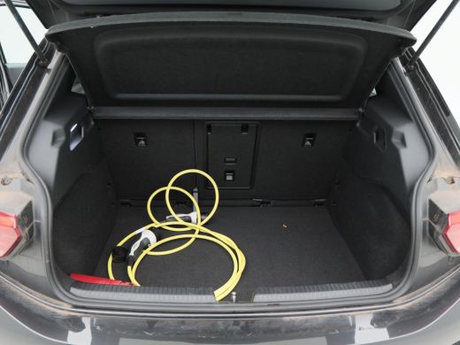 Volkswagen ID.3 First Plus 58 kWh | Adaptive Cruise | Stoelverwarming | CarPlay | Navigatie | Camera | 19 Inch | ... ActivLease financial lease