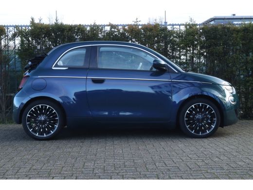 Fiat 500C La Prima 42 kWh | Adapt. Cruise | Stoelverwarming | Camera | Navi | Leder | Keyless | Carplay | L... ActivLease financial lease