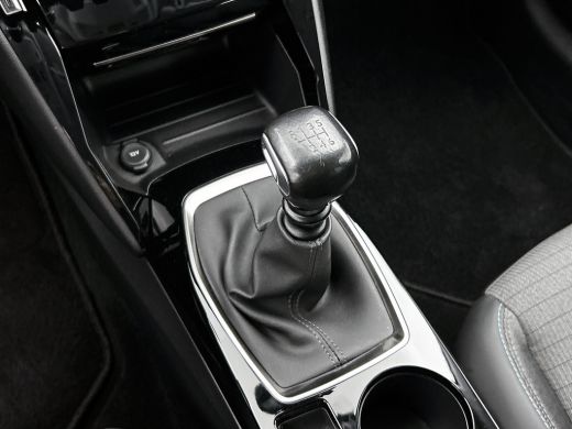 Peugeot 208 1.5 HDi Blue Allure / Trekhaak / Airco-ecc./ Xenon / Pdc.+Camera / Navigatie / Radio-multimedia /... ActivLease financial lease