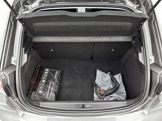 Peugeot 208 1.5 HDi Blue Allure / Trekhaak / Airco-ecc./ Xenon / Pdc.+Camera / Navigatie / Radio-multimedia /... ActivLease financial lease