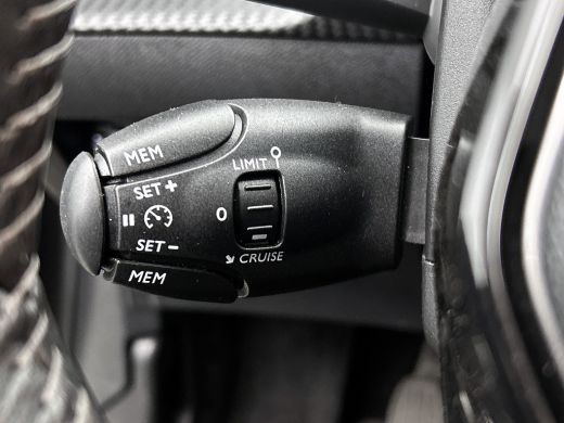 Peugeot 208 1.5 HDi Blue Allure / Trekhaak / Airco-ecc./ Xenon / Pdc.+Camera / Navigatie / Radio-multimedia /... ActivLease financial lease