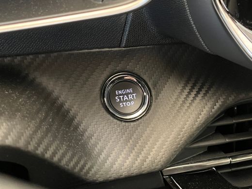 Peugeot 208 Hybrid 100 e-DCS6 GT ADAPTIEF CRUISE / CAMERA / LEDER/STOF / CARPLAY / LED / 17'' LMV / BLUETOOTH... ActivLease financial lease