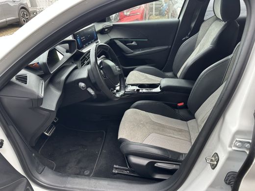 Peugeot e-208 EV GT 350 50 kWh 3-Fase | Achterbank in delen neerklapbaar | Achteruitrijcamera | Airco (automati... ActivLease financial lease