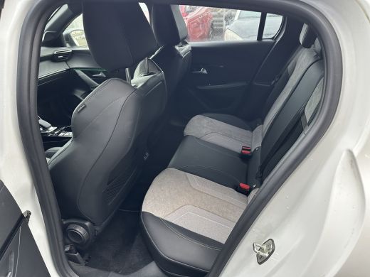 Peugeot e-208 EV GT 350 50 kWh 3-Fase | Achterbank in delen neerklapbaar | Achteruitrijcamera | Airco (automati... ActivLease financial lease
