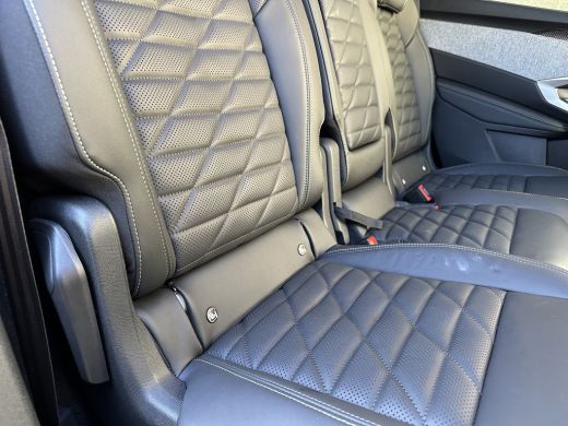 Peugeot e-5008 Launch Edition Dual Motor 73 kWh Black Edition | 2 stoelen op derde rij | Achterstoelen verwarmd ... ActivLease financial lease