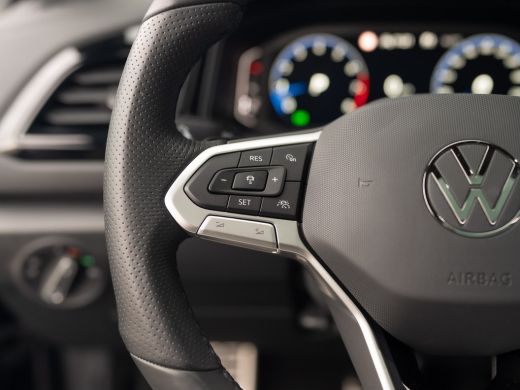 Volkswagen T-Roc 1.5 TSI R-Line | Panodak | Keyless | Side Assist | Elk. A-klep | IQ Light | Camera | Prijs Rijkla... ActivLease financial lease