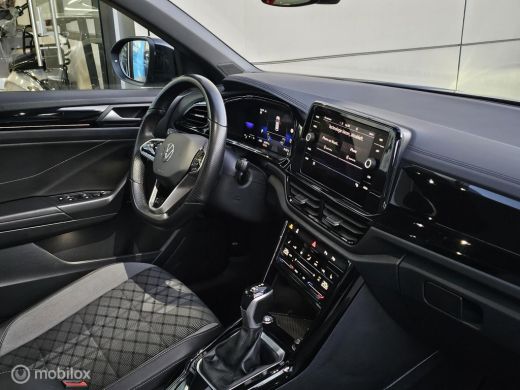 Volkswagen T-Roc 1.5 TSI R-Line Panorama/Keyless/IQ light/Black style ActivLease financial lease