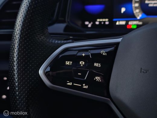 Volkswagen T-Roc 1.5 TSI R-Line Panorama/Keyless/IQ light/Black style ActivLease financial lease