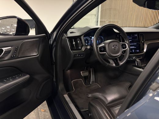 Volvo  V60 T6 AWD Recharge R-Design | Vol! | Schuifdak | Trekhaak | Stoelventilatie | FOUR-C Onderstel* | 36... ActivLease financial lease