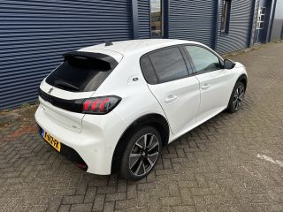 Peugeot e-208 EV GT 350 50 kWh 3-Fase | Achterbank in delen neerklapbaar | Achteruitrijcamera | Airco (automati...