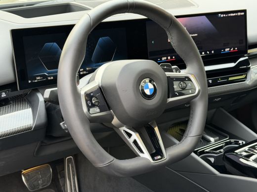 BMW 5 Serie Touring 540d xDrive FULL OPTION Leer/Pano/Camera/Trekhaak/ 21 inch ActivLease financial lease