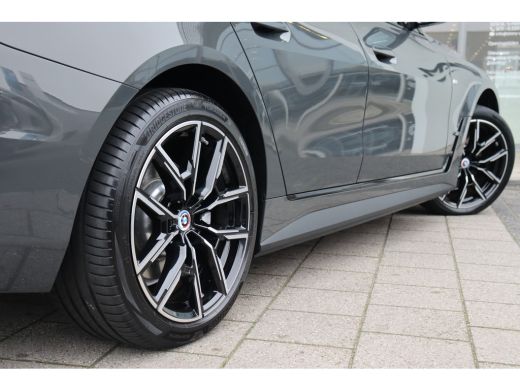 BMW i4 eDrive40 High Executive M Sport / Schuif-kanteldak / Trekhaak / Laserlight / Achteruitrijcamera /... ActivLease financial lease