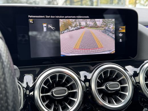 Mercedes-Benz GLA 180 Business Solution AMG Automaat/Panoramadak/LED/Keyless/Widescreen ActivLease financial lease