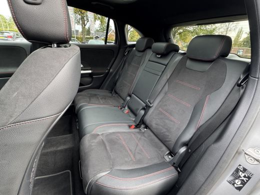 Mercedes-Benz GLA 180 Business Solution AMG Automaat/Panoramadak/LED/Keyless/Widescreen ActivLease financial lease