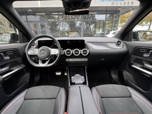 Mercedes-Benz GLA 180 Business Solution AMG Automaat/Panoramadak/LED/Keyless/Widescreen ActivLease financial lease