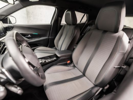 Peugeot 2008 1.2 PureTech Allure Sport Automaat (APPLE CARPLAY, GROOT NAVI, LEDER, ZWART HEMEL, 360 CAMERA, SP... ActivLease financial lease