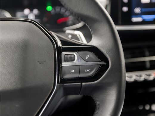 Peugeot 2008 1.2 PureTech Allure Sport Automaat (APPLE CARPLAY, GROOT NAVI, LEDER, ZWART HEMEL, 360 CAMERA, SP... ActivLease financial lease