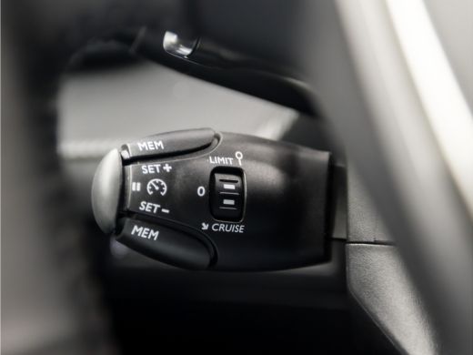 Peugeot 2008 1.2 PureTech Allure Sport Automaat (APPLE CARPLAY, GROOT NAVI, LEDER, ZWART HEMEL, 360 CAMERA, SP... ActivLease financial lease