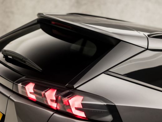 Peugeot 2008 1.2 PureTech Allure Sport Automaat (APPLE CARPLAY, GROOT NAVI, LEDER, ZWART HEMEL, 360 CAMERA, SP... ActivLease financial lease