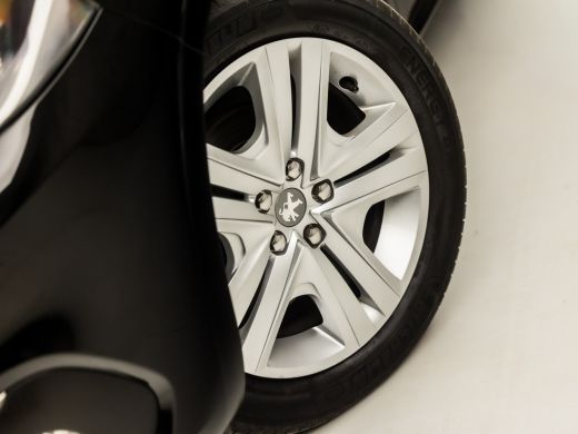 Peugeot 208 1.2 PureTech Sport (APPLE CARPLAY, NAVIGATIE, GETINT GLAS, SPORTSTOELEN, CRUISE, PARKEERSENSOREN,... ActivLease financial lease