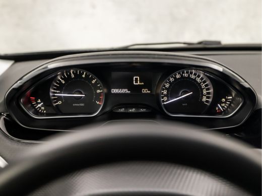 Peugeot 208 1.2 PureTech Sport (APPLE CARPLAY, NAVIGATIE, GETINT GLAS, SPORTSTOELEN, CRUISE, PARKEERSENSOREN,... ActivLease financial lease