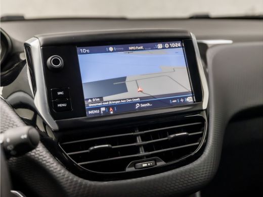 Peugeot 208 1.2 PureTech Sport (APPLE CARPLAY, NAVIGATIE, GETINT GLAS, SPORTSTOELEN, CRUISE, PARKEERSENSOREN,... ActivLease financial lease