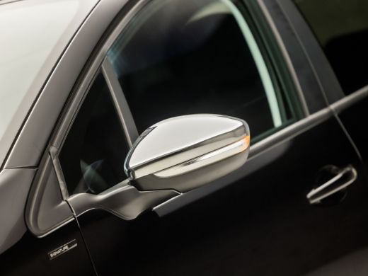 Peugeot 208 1.2 PureTech Sport (APPLE CARPLAY, NAVIGATIE, GETINT GLAS, SPORTSTOELEN, CRUISE, PARKEERSENSOREN,... ActivLease financial lease