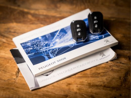 Peugeot 5008 1.2 PureTech Sport 7 Persoons (APPLE CARPLAY, GROOT NAVI, LANE ASSIST, GETINT GLAS, LEDEREN SPORT... ActivLease financial lease