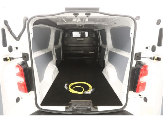 Peugeot e-Expert 75 kWh L3H1 Innovation | SOH 93% | Snelladen | 360&deg; | Clima | 3-Zits | HuD | Trekh. | Cruise | St... ActivLease financial lease