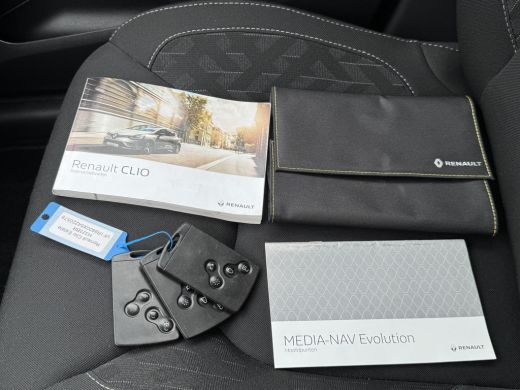 Renault Clio Estate 0.9 TCe Limited Navigatie/Trekhaak/Dab/Cruise/PDC/Getint glas  APK t/m 18-10-2027 ActivLease financial lease