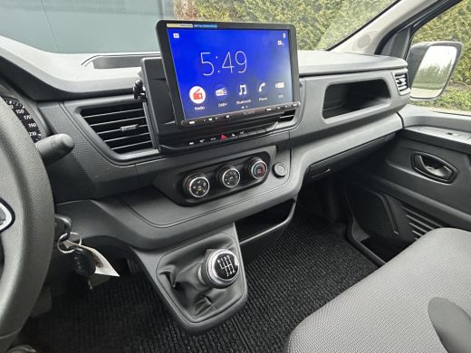 Renault Trafic 2.0 dCi / L2H1 / 24.451 KM !! / 1e EIG. / TREKHAAK / AIRCO / CRUISE / BLUETOOTH / 3-ZITS ActivLease financial lease