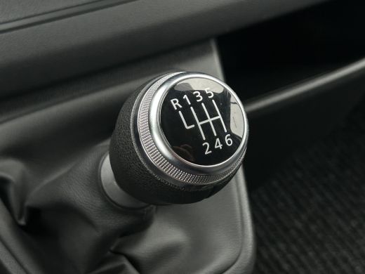 Renault Trafic 2.0 dCi / L2H1 / 24.451 KM !! / 1e EIG. / TREKHAAK / AIRCO / CRUISE / BLUETOOTH / 3-ZITS ActivLease financial lease