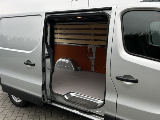 Renault Trafic 2.0 dCi / L2H1 / 24.451 KM !! / 1e EIG. / TREKHAAK / AIRCO / CRUISE / BLUETOOTH / 3-ZITS ActivLease financial lease