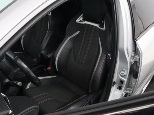 Toyota Corolla 1.8 Hybrid GR-Sport | Trekhaak | Stoelverwarming | Carplay | Camera | Sportstoelen | Park Assist ... ActivLease financial lease