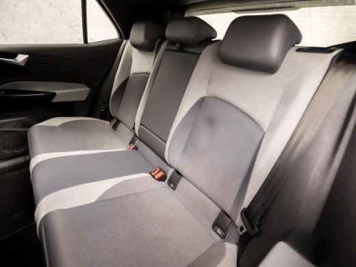 Volkswagen ID.3 First Plus 58 kWh 204Pk Automaat (APPLE CARPLAY, GROOT NAVI, CAMERA, STUUR/STOELVERWARMING, KEYLE... ActivLease financial lease