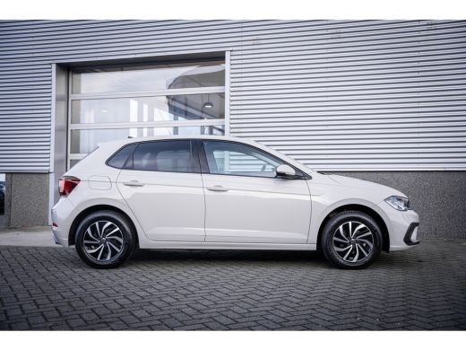 Volkswagen Polo 1.0 TSI Life Edition | Achteruitrijcamera | Parkeersensor voor en achter | Voorstoelen verwarmd ActivLease financial lease