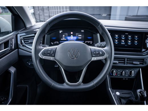 Volkswagen Polo 1.0 TSI Life Edition | Achteruitrijcamera | Parkeersensor voor en achter | Voorstoelen verwarmd ActivLease financial lease