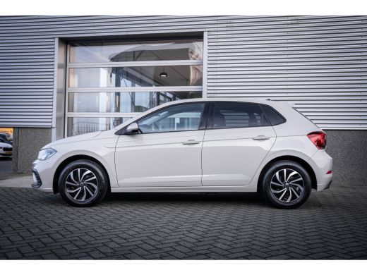 Volkswagen Polo 1.0 TSI Life Edition | Achteruitrijcamera | Parkeersensor voor en achter | Voorstoelen verwarmd ActivLease financial lease