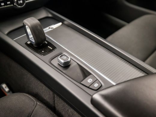 Volvo  V60 2.0 B3 Sport 177Pk Automaat (APPLE CARPLAY, GROOT NAVI, TREKHAAK, CAMERA, SPORTSTOELEN, ADAPTIVE ... ActivLease financial lease